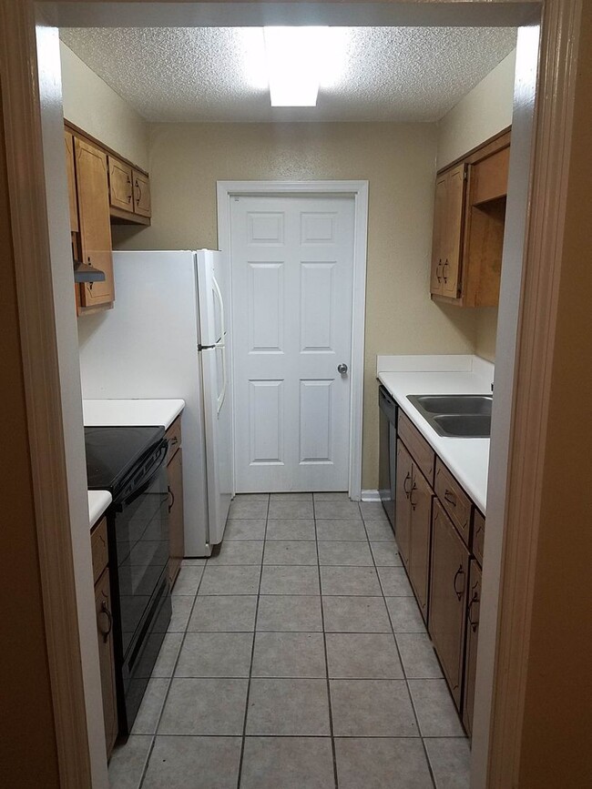 Building Photo - Cute 2BD/1BA condo. Close to shopping cent...