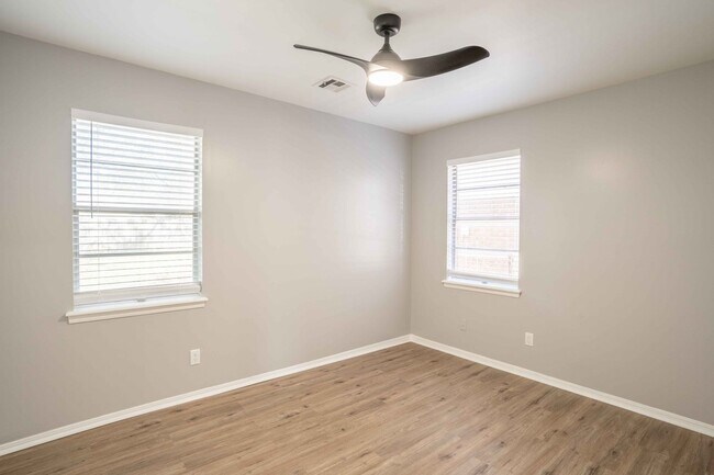 Building Photo - 3 Bedroom Broken Arrow Home, Available for an immediate move in!