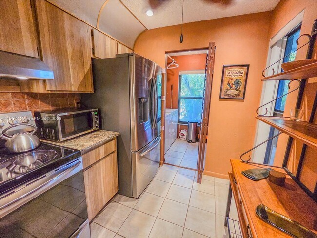 Building Photo - 8044 NW 41 Ct