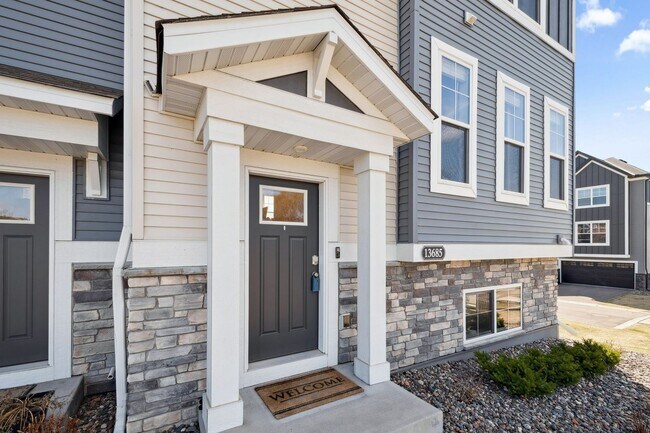 Building Photo - Rare End Unit 3Bed 3Bath Townhome in Rogers