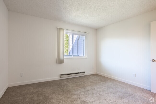 2BR, 2BA - London - The Huntley Apartments