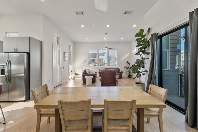 Building Photo - 6101 Florencia Ln