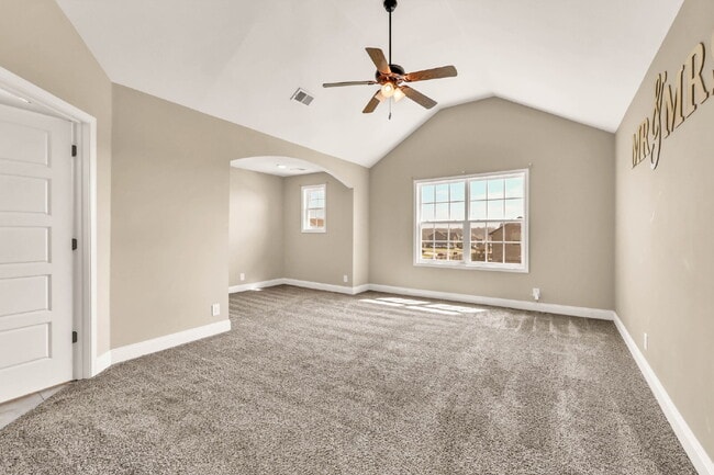 Building Photo - Close to Fort Campbell and MOVE IN READY!