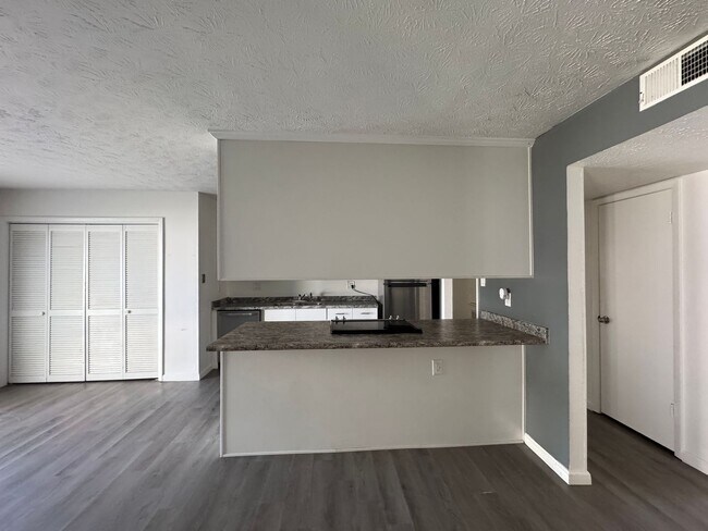 Building Photo - Charming 3 Bed 2 Bath Home with Fenced Yard