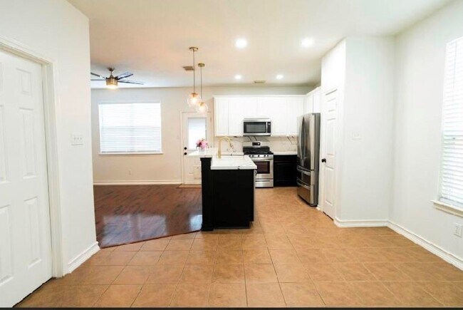 Building Photo - 14413 Rosehedge Ct