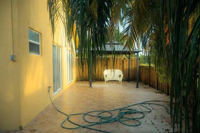 Building Photo - 14750 SW 156th Ave