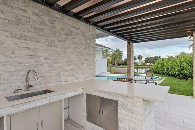 Building Photo - 3050 Lakewood Dr