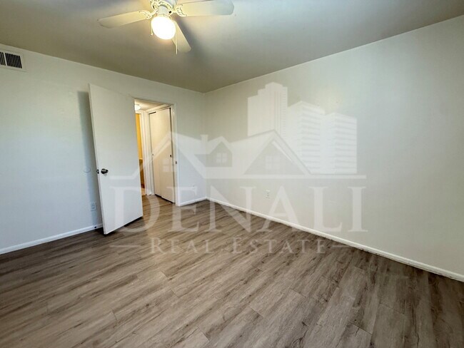 Building Photo - 4719 N 15th Ave