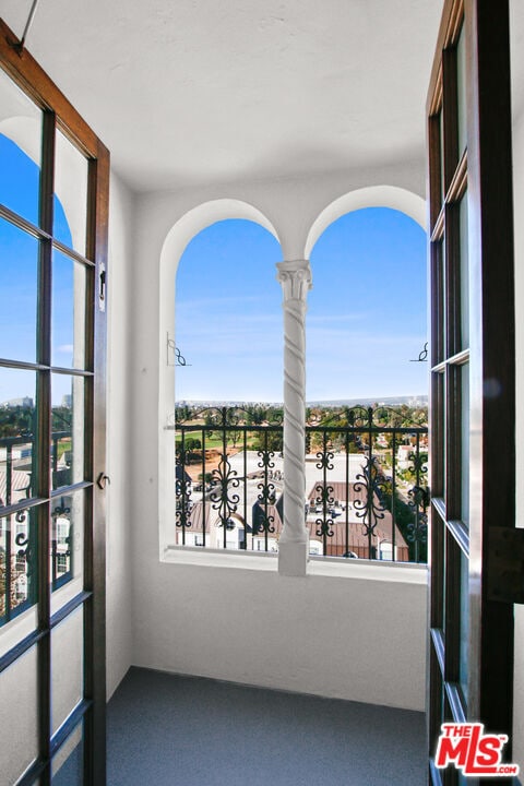 Building Photo - 450 N Rossmore Ave