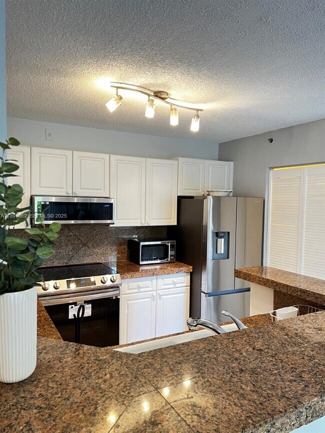 Building Photo - 19501 E Country Club Dr