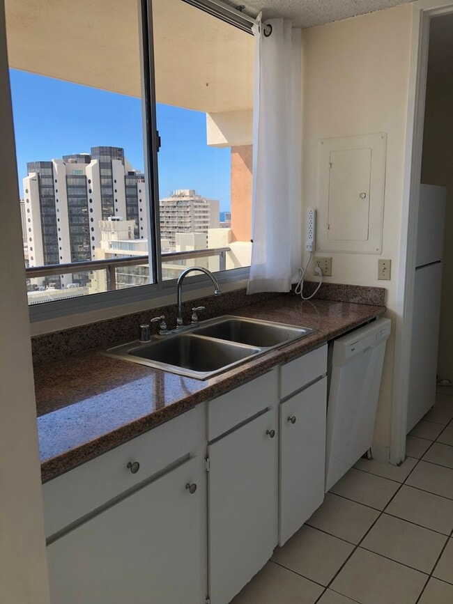 Building Photo - 1/1/2 - Penthouse Unit- Utilities Included - Large Covered Lanai w/Ocean & City Views