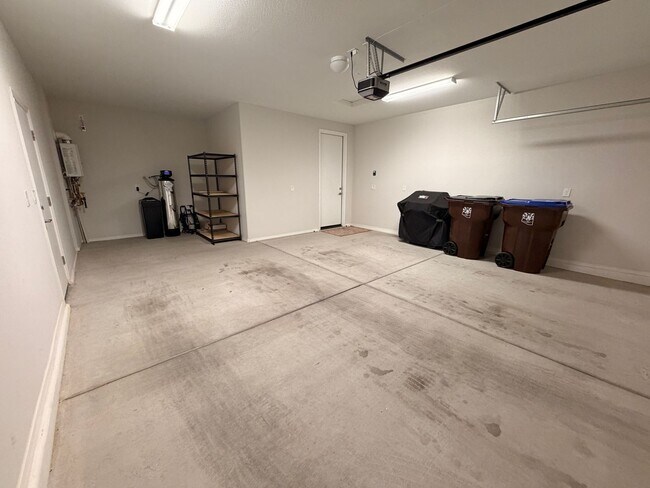 Building Photo - 2 Bed 2 Bath + Den Long-Term Rental in Anthem at Merrill Ranch!