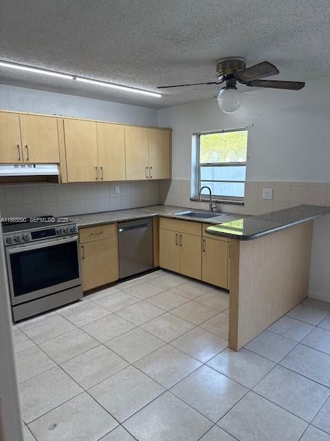 Building Photo - 3920 Woodside Dr