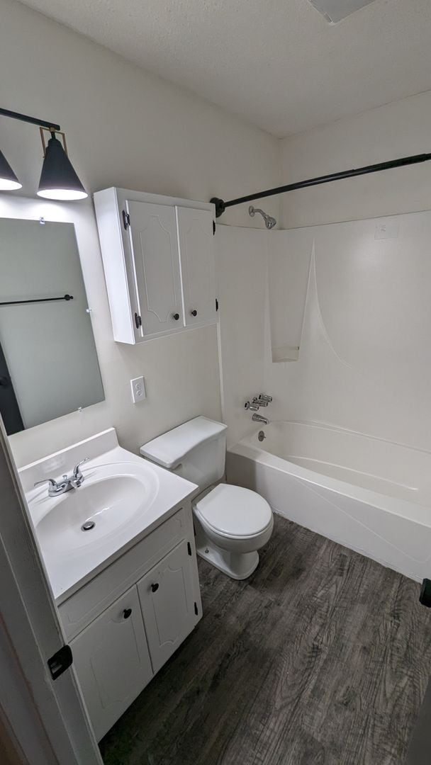 Building Photo - Beautiful Remolded Home minutes from Downt...