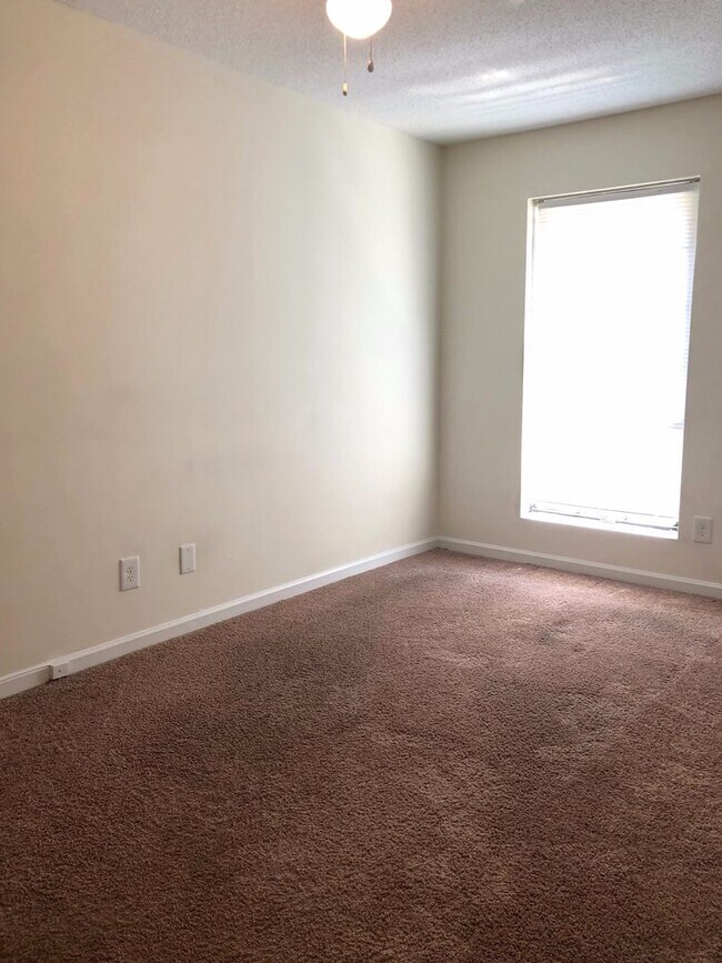 Building Photo - Newly Renovated Apartment at Village Green