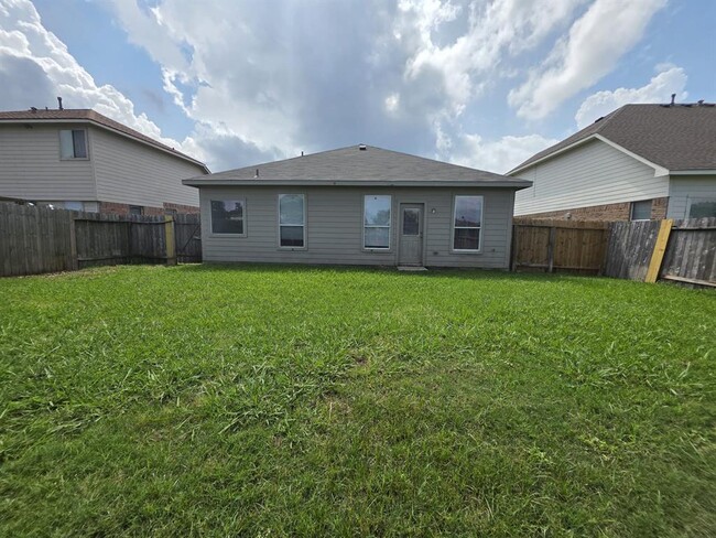 Building Photo - 2026 Makenna Ln