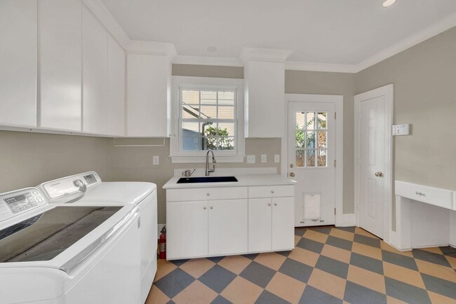 Building Photo - Luxury unfurnished 4BR/4.5BA Tudor in Belle Meade Links.