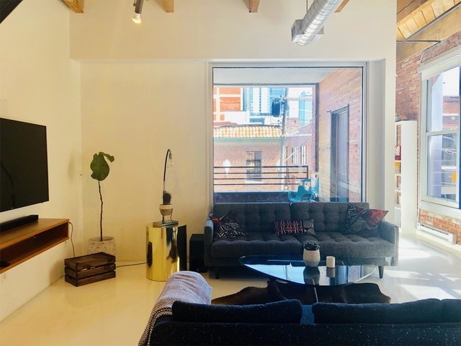 Building Photo - 1803 Wyandotte St