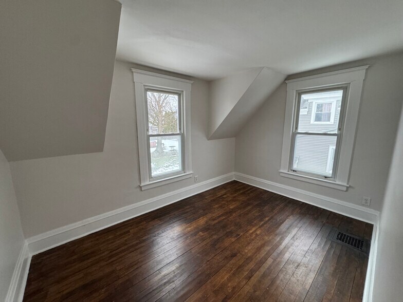 Building Photo - 290 Ross Park