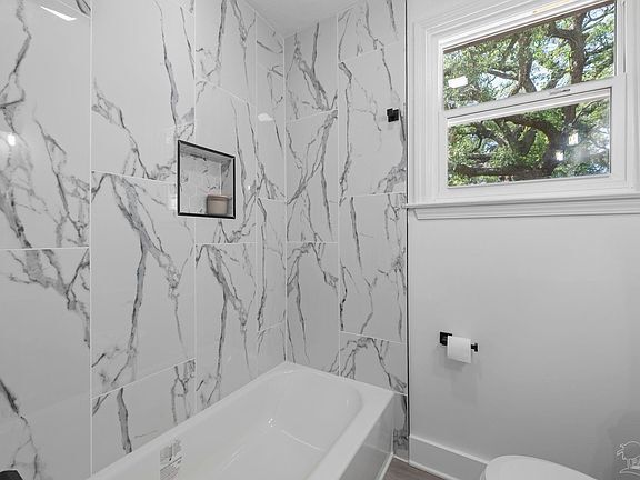 Building Photo - 908 E Lee St