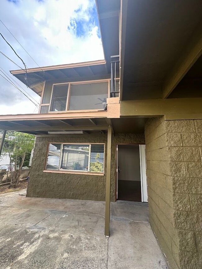 Building Photo - KALIHI UKA House 6 bedrooms, 2 full bath a...