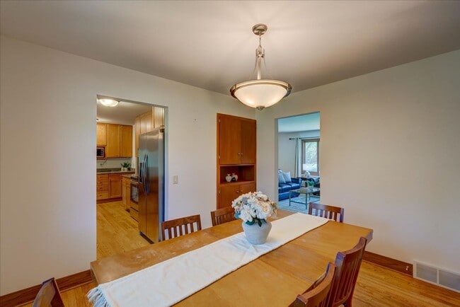 Building Photo - Move in Ready Hill Farms Ranch!
