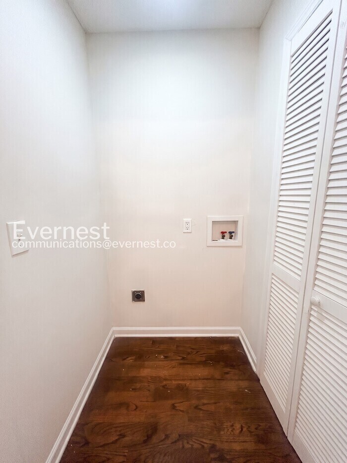 Building Photo - 3119 Lone Oak Ave SW