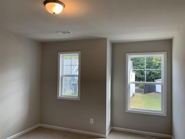 Building Photo - 5192 Parkwood Dr