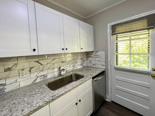 Building Photo - Freshly Painted Elizabeth Townhome