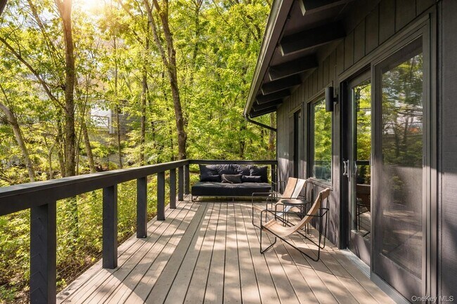 Building Photo - 15 Lake View Ct