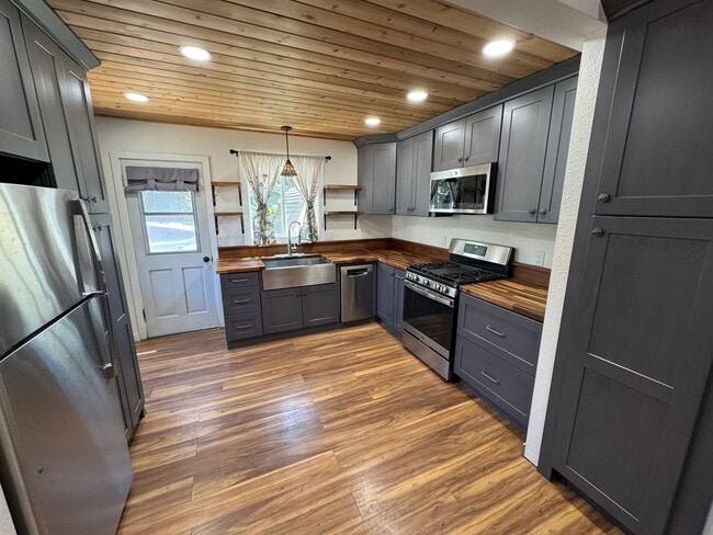Building Photo - Charming Remodeled Cottage Home in Oak View