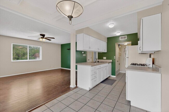 Building Photo - NE Affordable 2/BD 1/BA 1/CG 2nd Story NE Condo