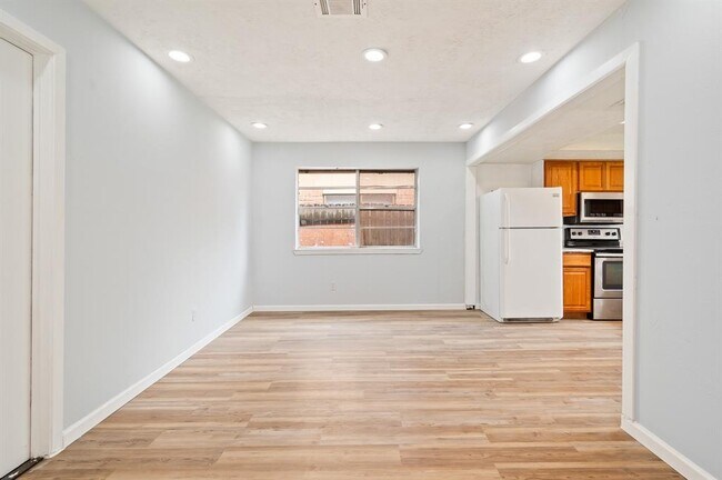 Building Photo - 13910 New Village Ln
