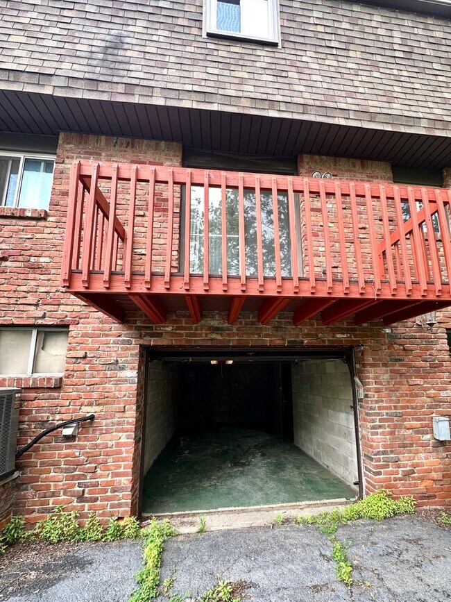 Building Photo - Well-Maintained 2 Bed, 1 Bath Townhome in West Mifflin - Private Balcony, Central AC & Heat - Ava...