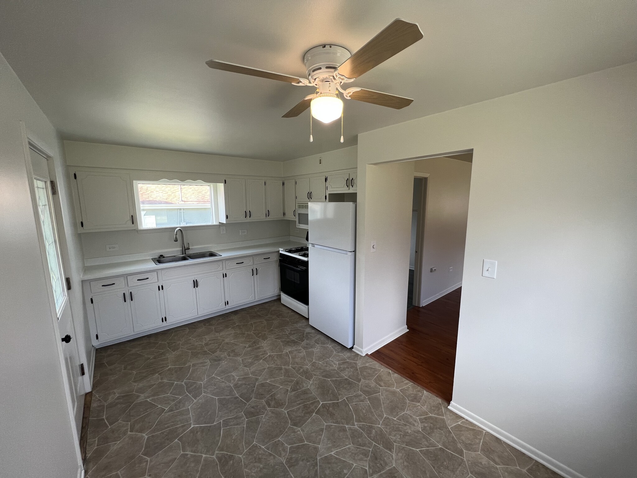 Kitchen - 623 Vincent Rd