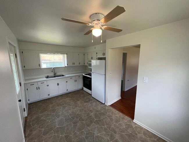 Kitchen - 623 Vincent Rd