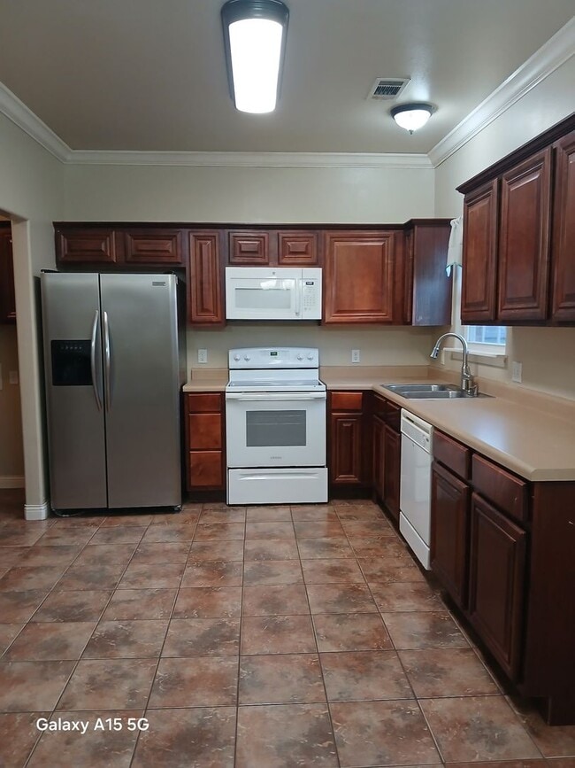 Building Photo - designed for comfort : 3 Bedroom 2 Bath