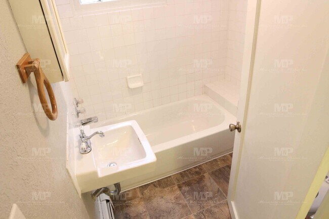 Building Photo - 216 E Myrtle St