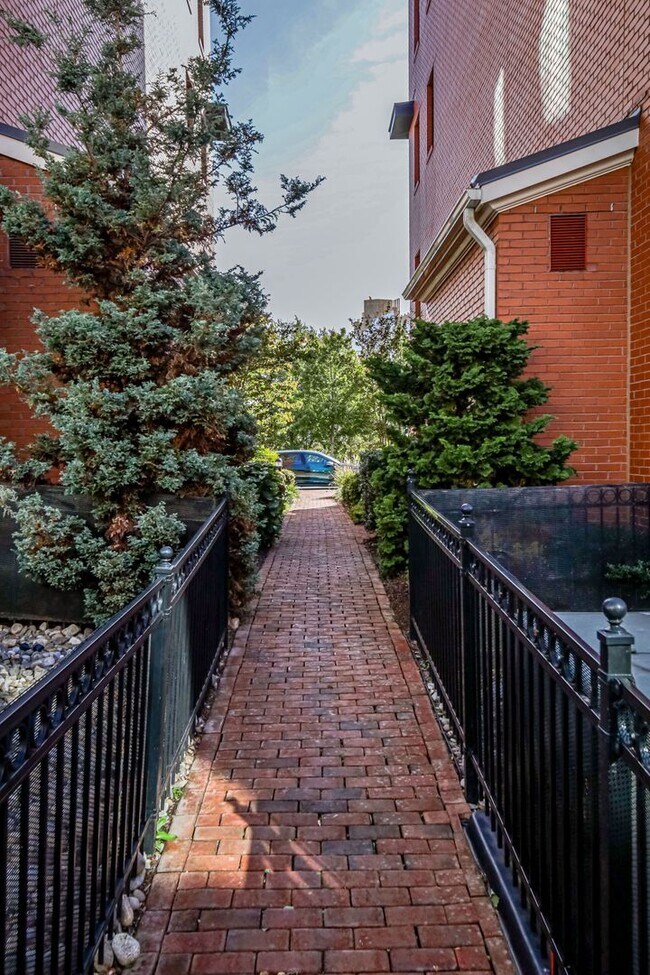 Building Photo - Updated 3br/2.5ba Condo Townhome Alexandria Walk to Metro