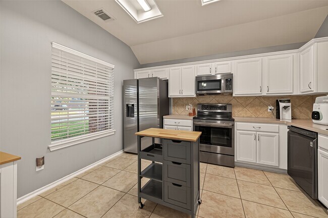 Building Photo - 205 Colony Lake Ln