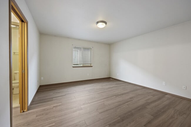 Building Photo - Move in ready! 3 bedroom rambler - Great l...