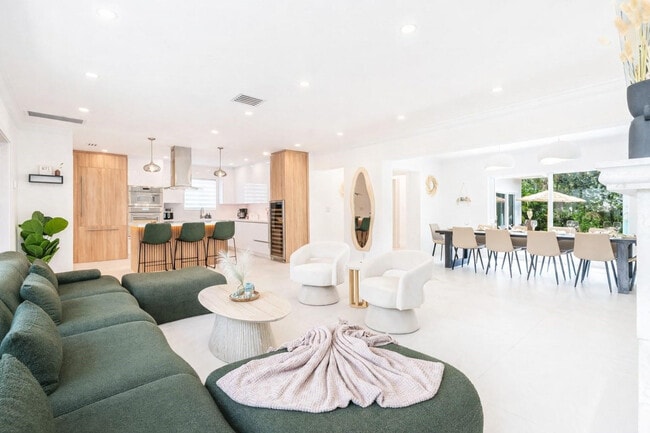 Building Photo - 616 NE 16th Terrace