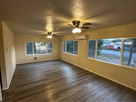 Building Photo - 111 E 7th St