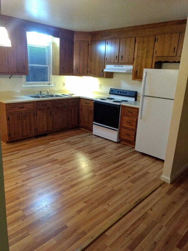 stove+fridge - 200 Jefferson St