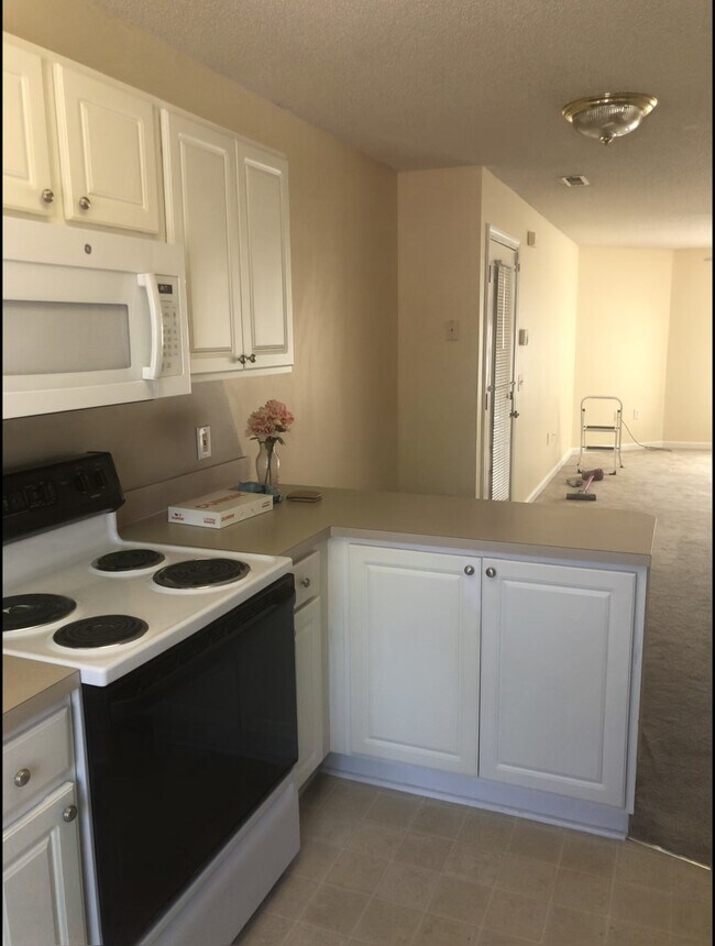 Building Photo - 2407 James St