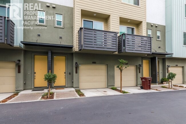 Building Photo - Modern Townhome in Gated West Oakland Comm...