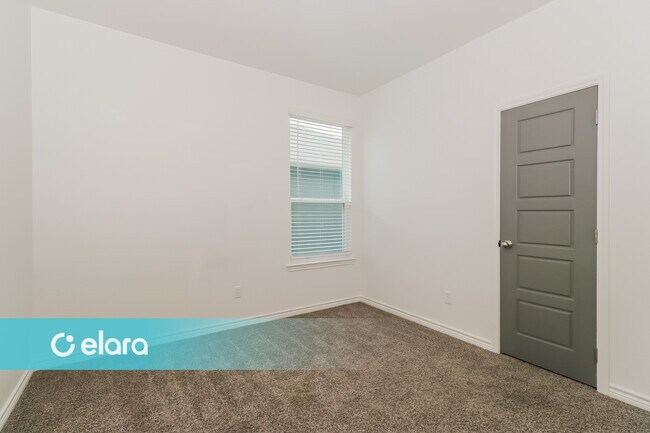 Building Photo - 2219 HORNBEAM ST