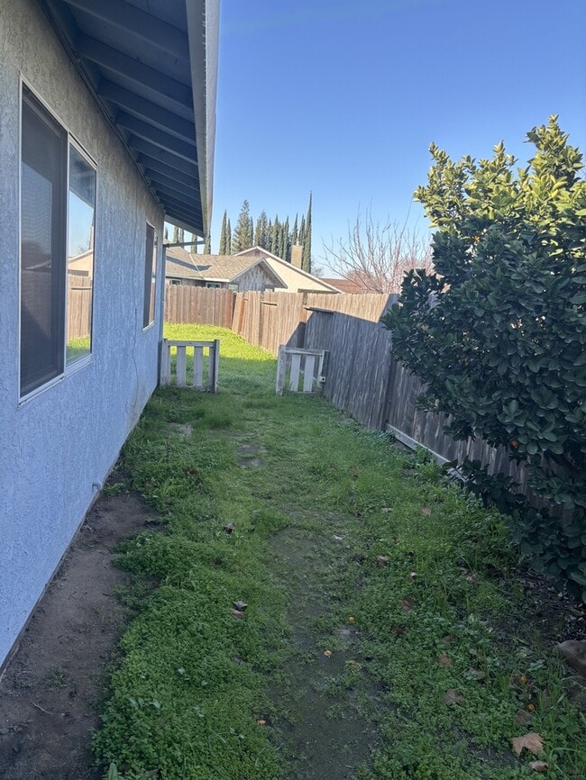 Building Photo - 230 Ventanas Ave