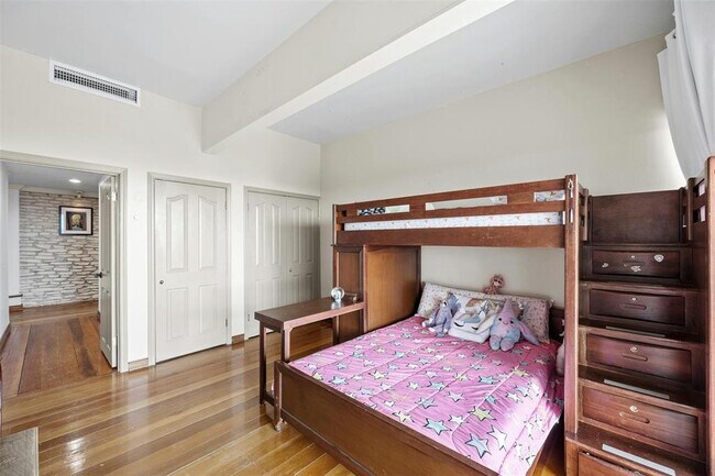 Building Photo - 8517 Grandview Dr