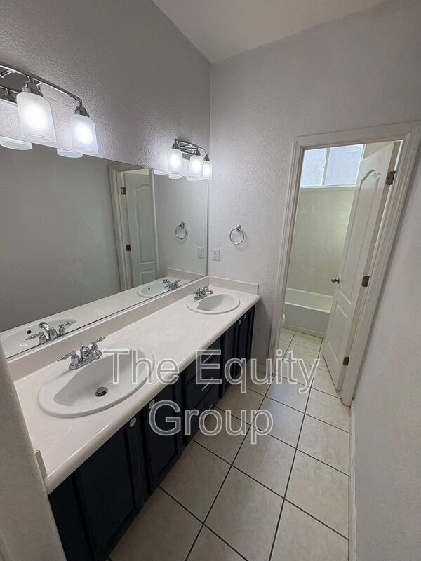 Building Photo - 6227 W Oak Ave